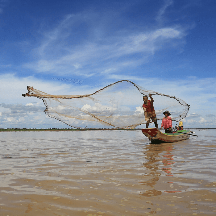 Tonle Sap Lake, Cambodia: Oxfam is working with 15 partners in the western areas of Tonle Sap to support community fishery committees. The committees monitor fishing areas, raise awareness of the harm caused by illegal fishing methods, and document violations. Photo: Banung Ou/Oxfam.