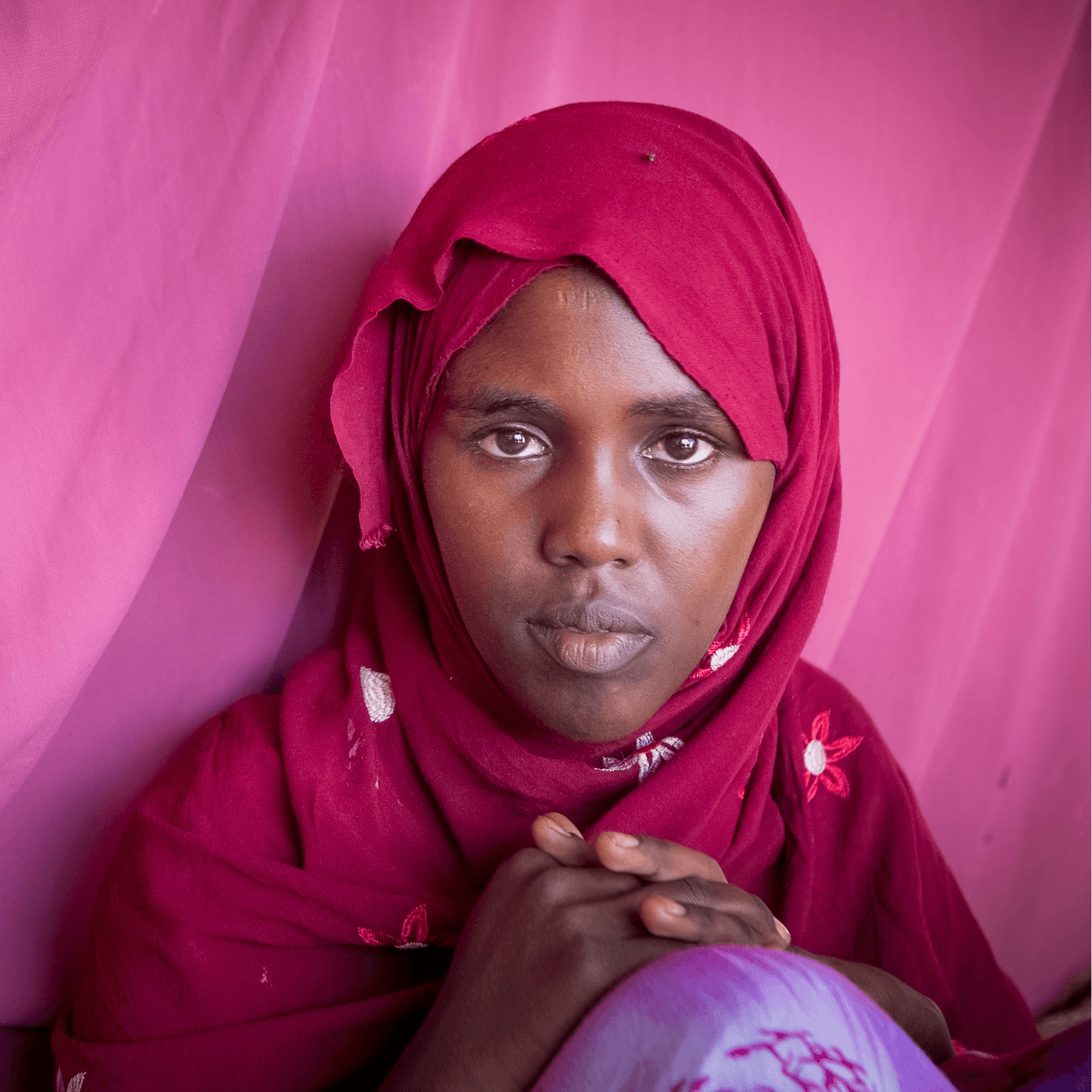 Garowe, Puntland: Hafsa waits for her husband to return to the camp for internally displaced people. Photo: Petterik Wiggers/Oxfam Novib.